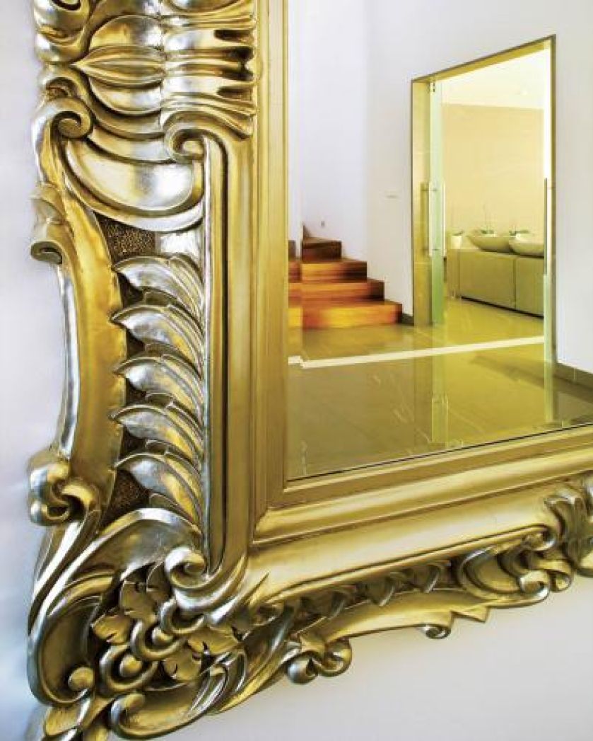 Lustro w złotej ramie. Apartament nie na sprzedaż