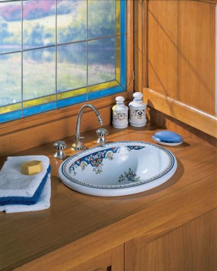 Opale - misa z gresu porcelanowego, z ręcznie malowanym motywem Vieux Rouen. Cena 4830 zł. Do kompletu bateria Pompadour.