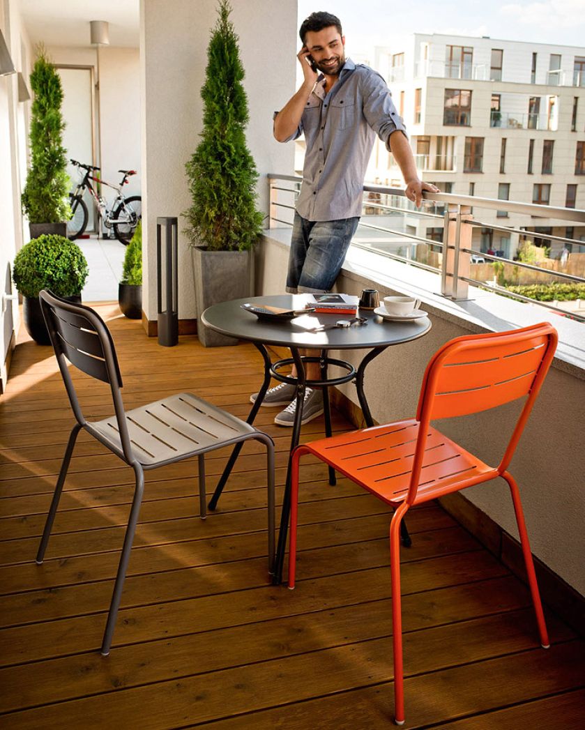 Proste, ale kolorowe meble balkonowe mogą stać się dekoracją samą w sobie.