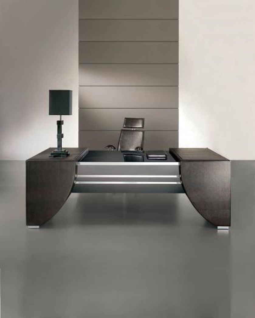 Stratos (230 x 100 x 76 cm) z kolekcji Executive ma blat na wysoki połysk, a nogi obite skórą Tijus. SMANIA