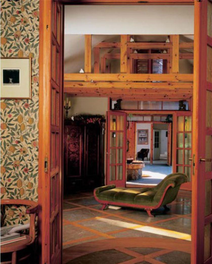 Z jednego skrzydła domu przez zadaszony taras można przejść do drugiego.