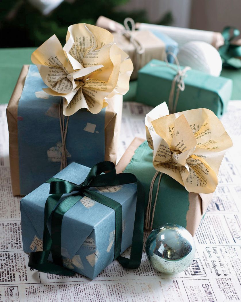 Niebieskie, turkusowe i morskie prezenty ozdabiaj np. szarymi gazetowymi kwiatami.