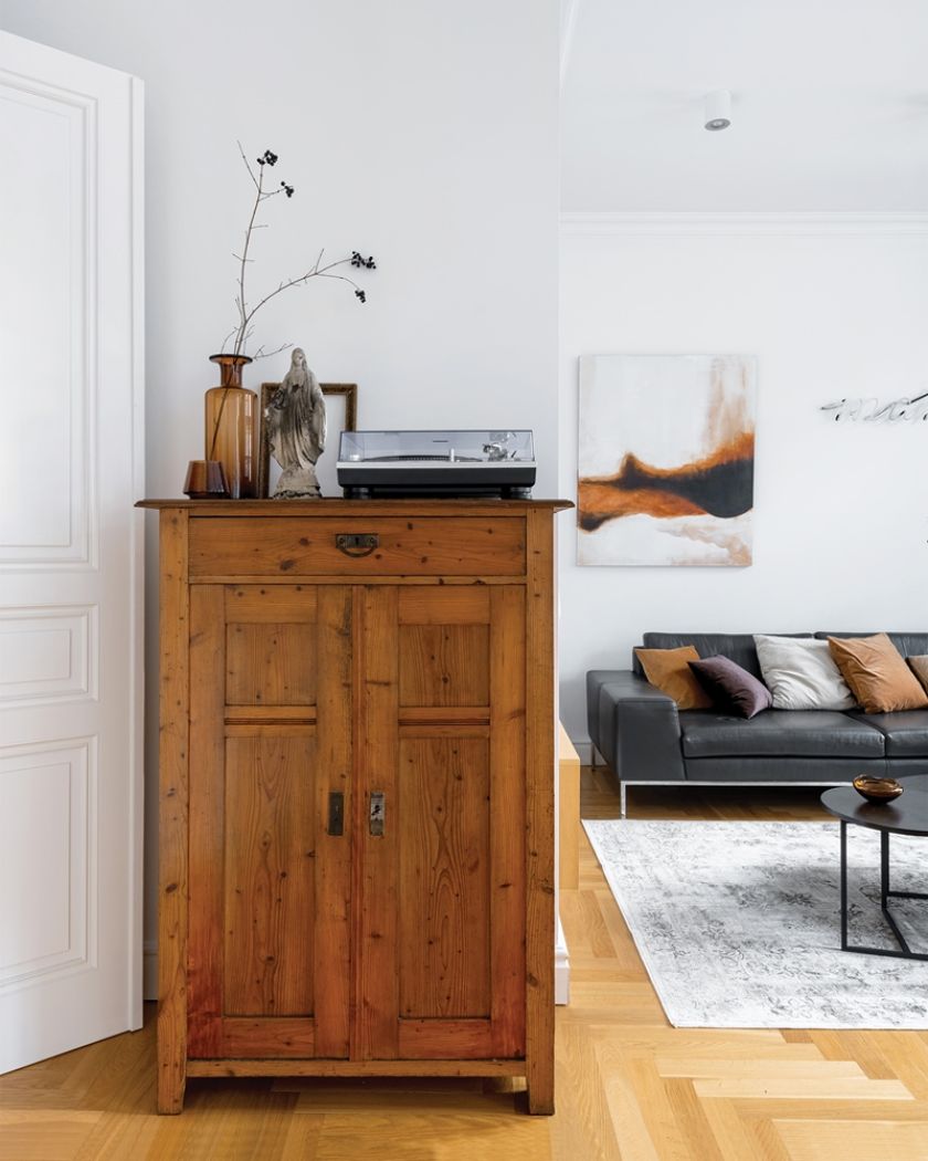 stare meble w nowoczesnym salonie