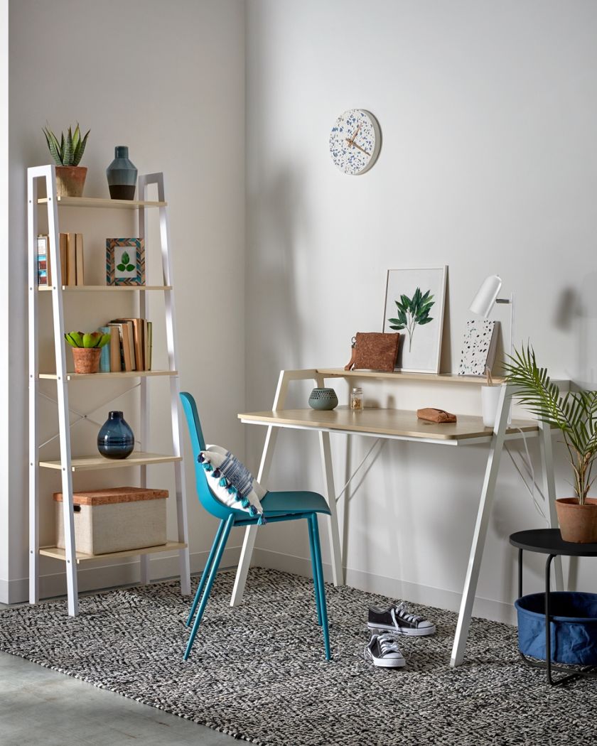 jak ustawić biurko względem okna