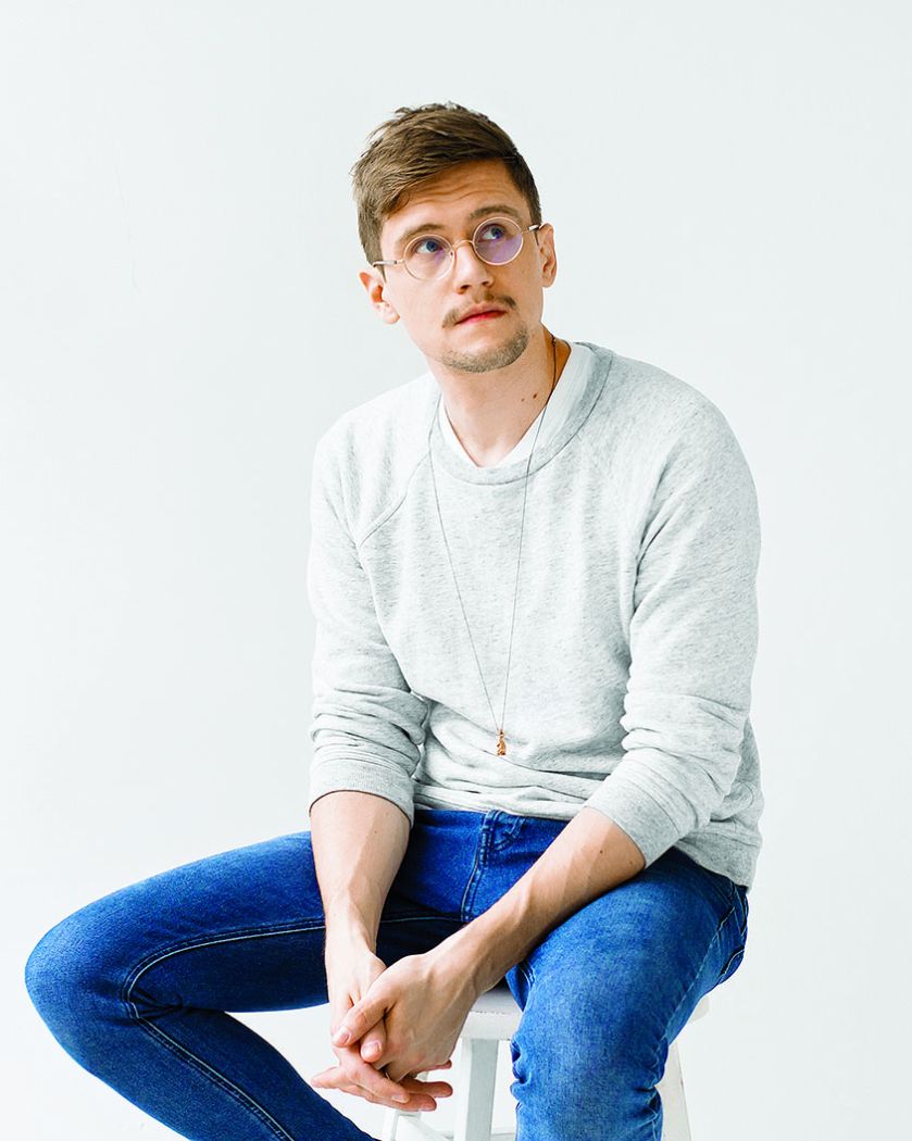 Artur Dąbrowski, polski projektant, autor nietypowej biżuterii.