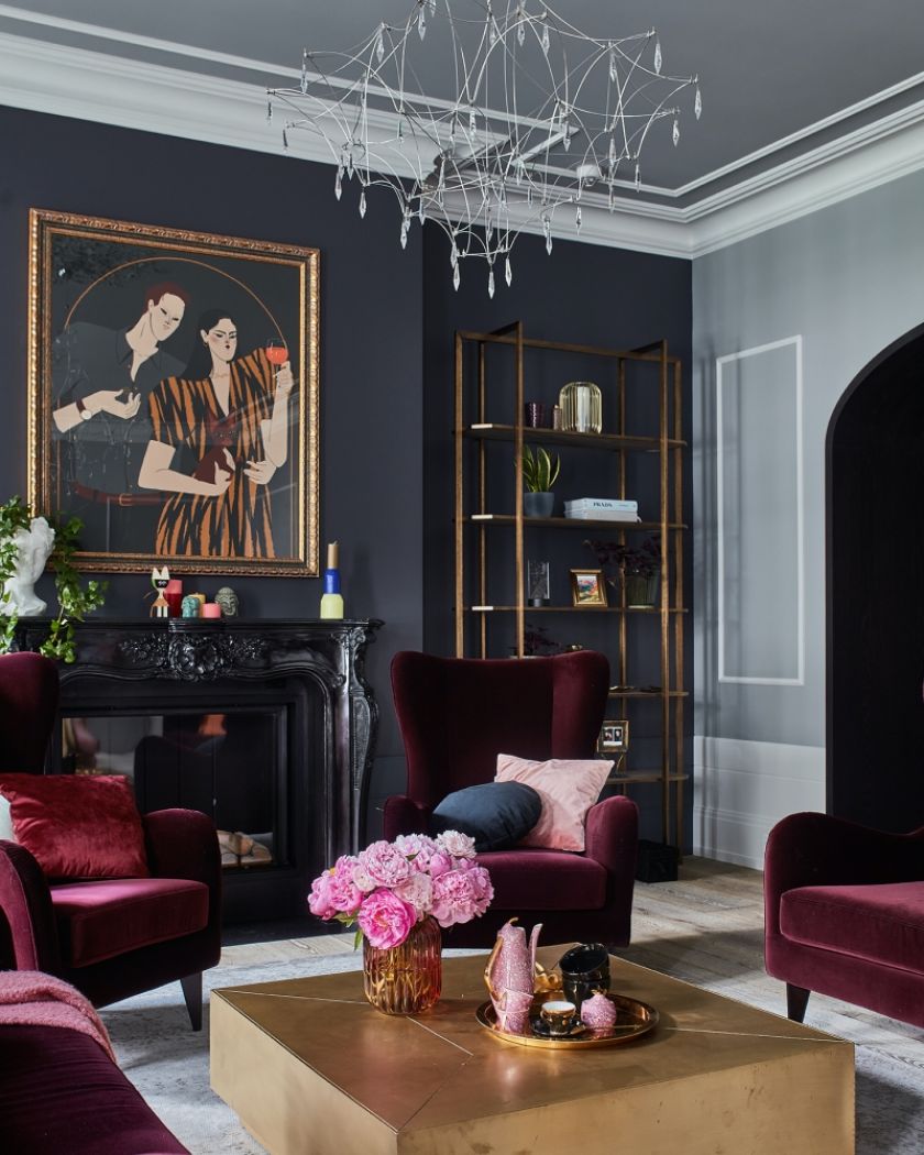 ciemne kolory ścian i złote dodatki w salonie