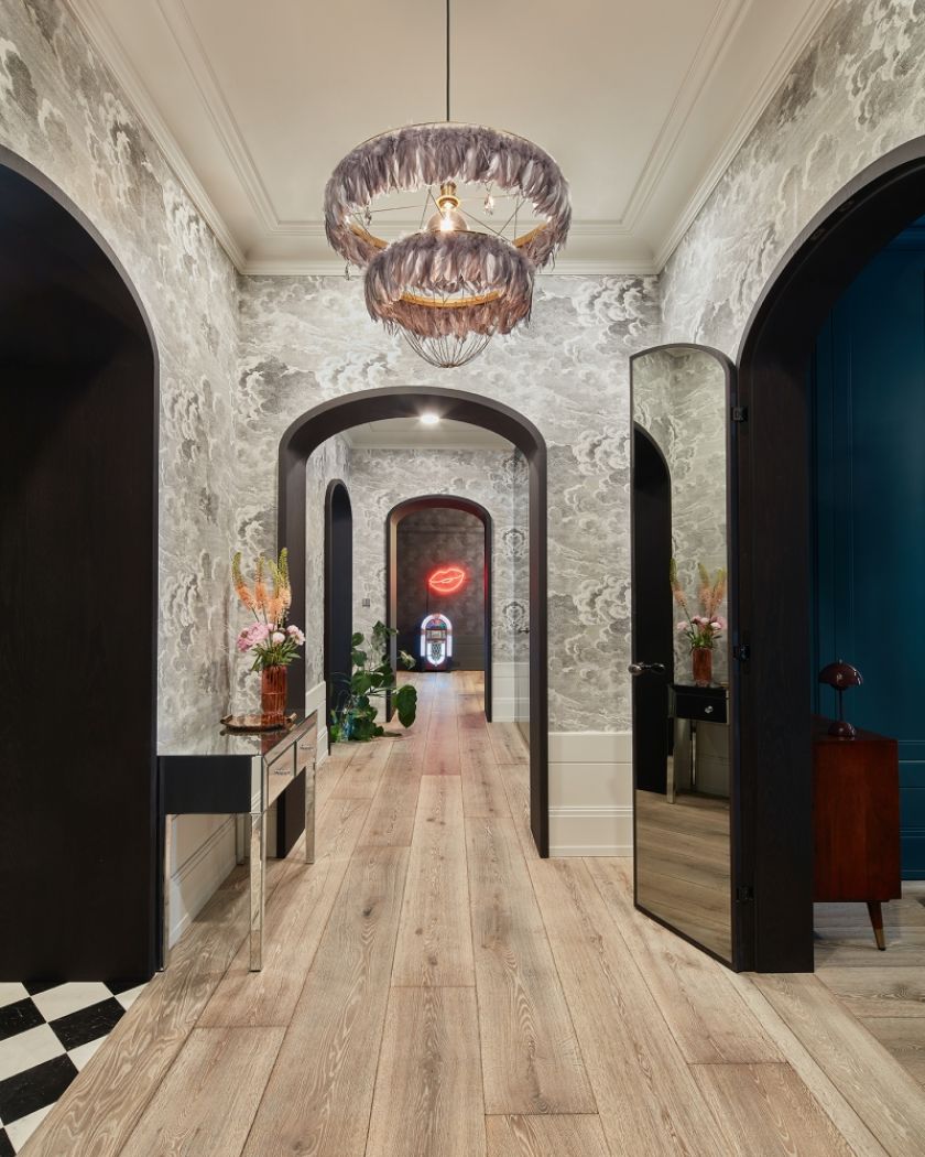 tapeta na ścianach w holu