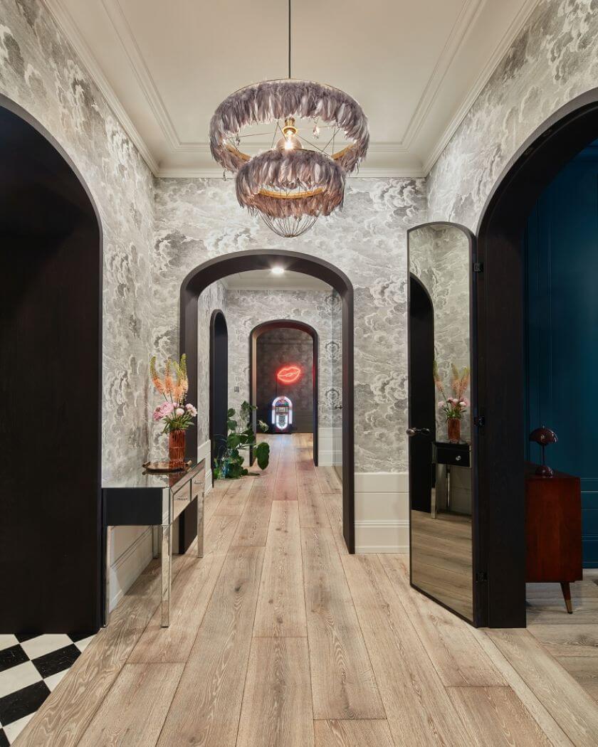 tapeta na ścianach w holu