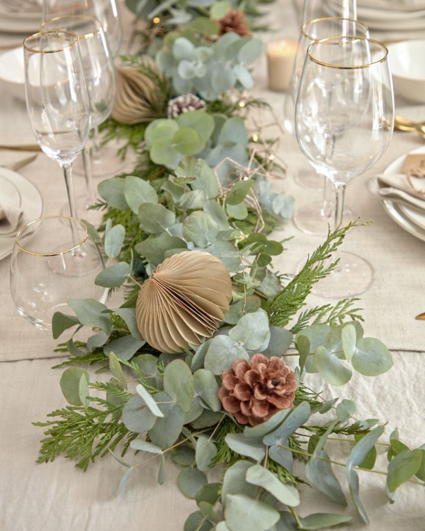 ozdoby choinkowe na świątecznym stole