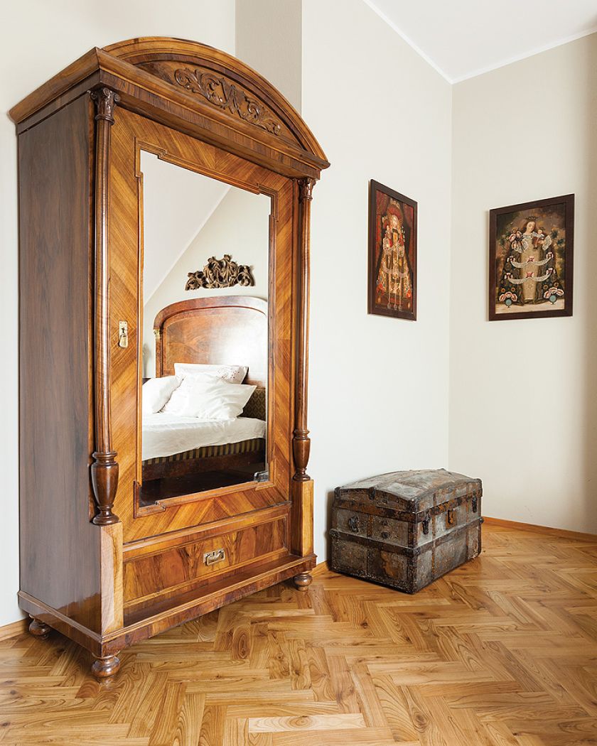 Do domu prowadzi długa lipowa aleja, dookoła trzyhektarowy park ze starymi klonami, po obu stronach budynku dwa dęby, pomniki