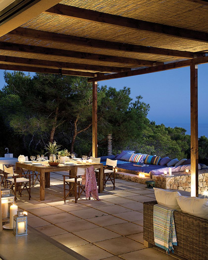 oświetlony taras wieczorem