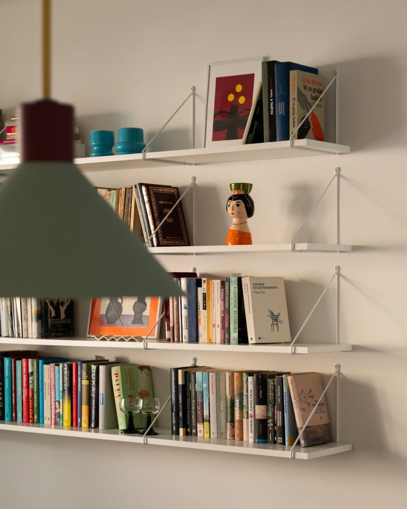 półki na książki w salonie