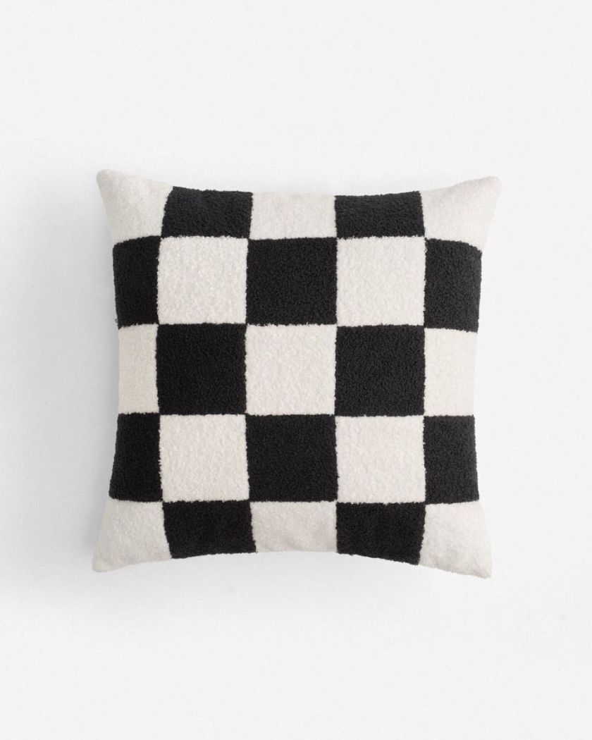 poduszka z motywem szachownicy