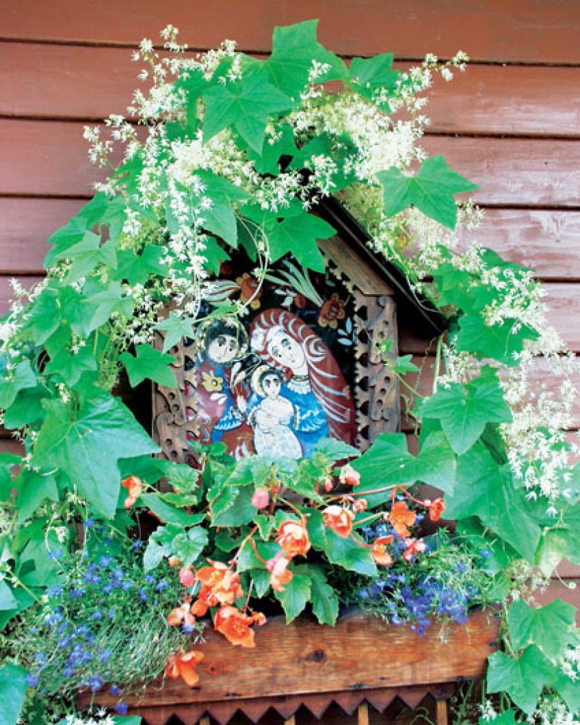 Na ścianie domu jest kapliczka, oczywiście na szkle malowana i cała w kwiatach. Wisi tak już 30 może 40