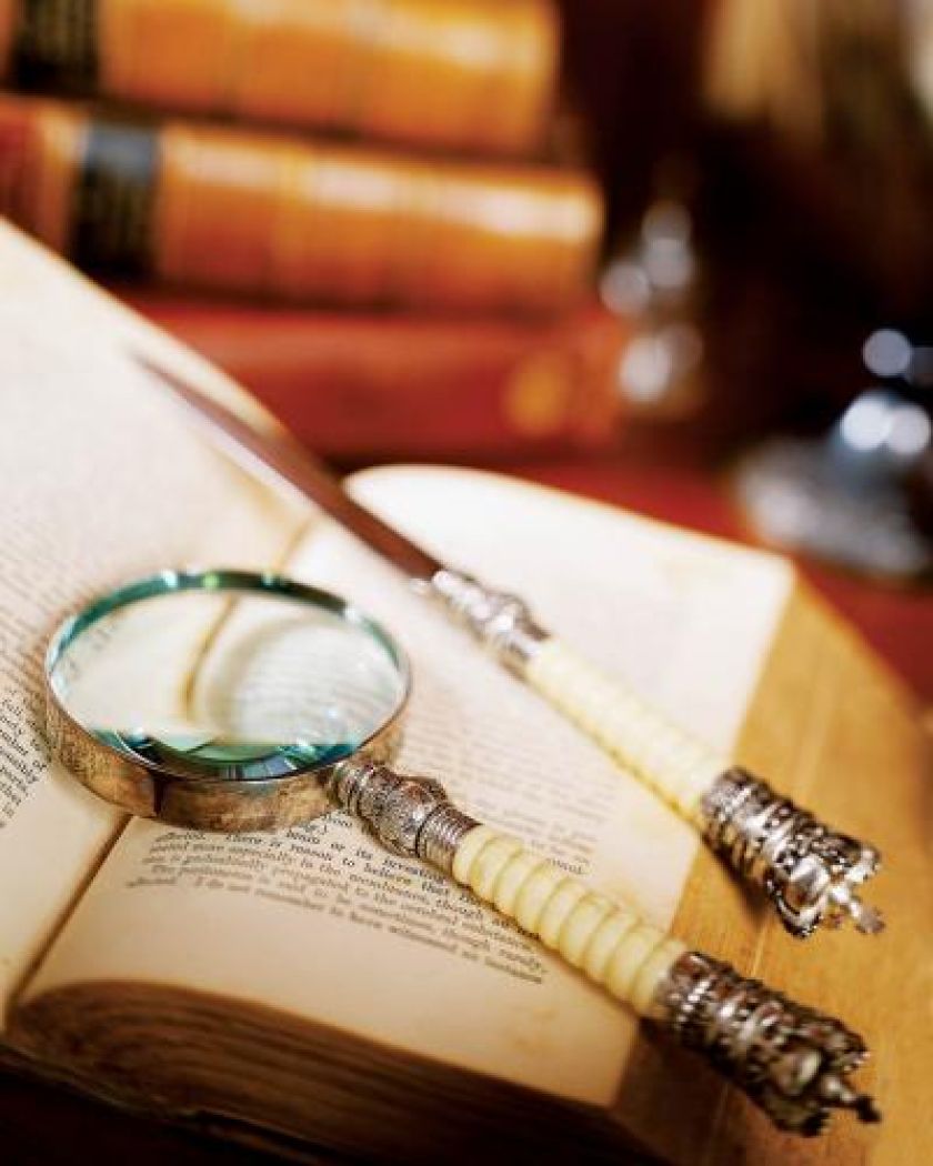 Nóż do otwierania kopert i lupa, fot. CORBIS.