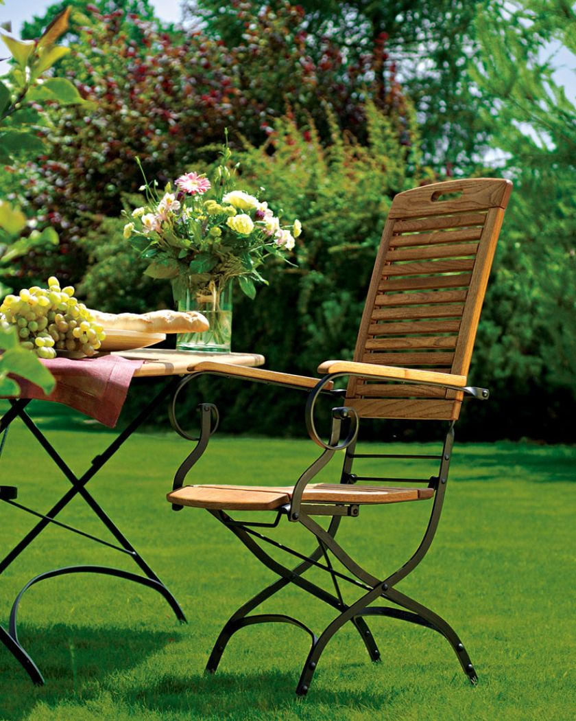 Ozdoba ogrodu - elegancka robinia i czarne stylizowane elementy metalowe. HASTE GARDEN