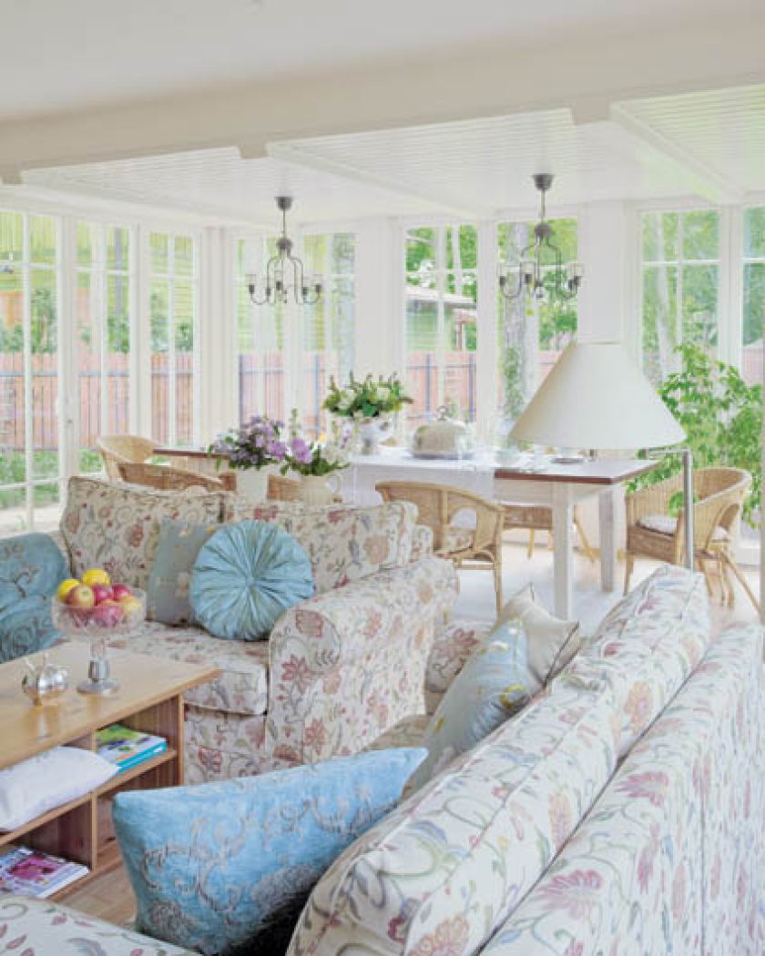 Przeszklona weranda jest połączona z salonem.