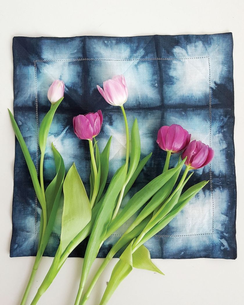 Sonia Nowicka/Sohanova barwi techniką shibori zasłony, poduchy, obrusy, a ostatnio także pościel i ręczniki.