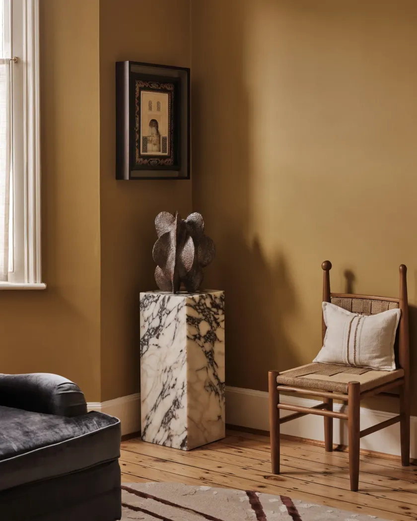 ciepłe kolory i naturalne materiały w salonie