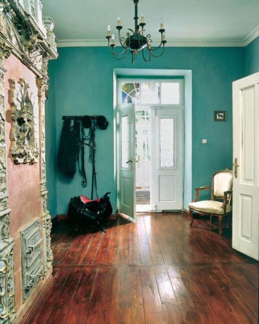 W holu znajduje się zdobiony piec. Gdzie wszystko rośne bujniej