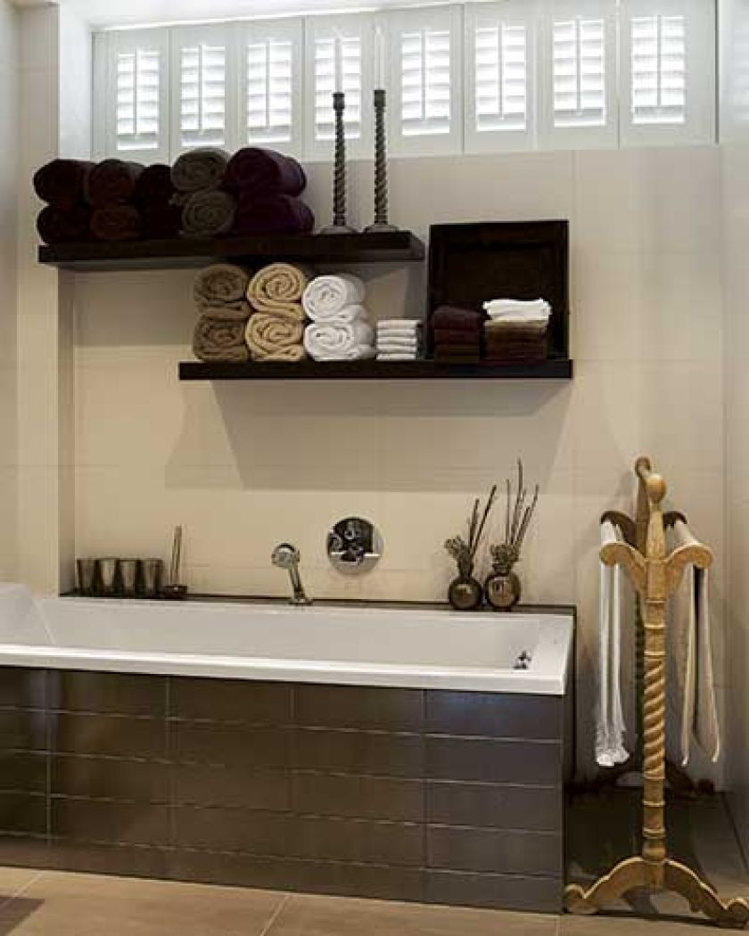 Wpadające do łazienki światło dobrze nastraja. Białe shuttersy kosztują 2400 zł (z montażem). JASNO SHUTTERS