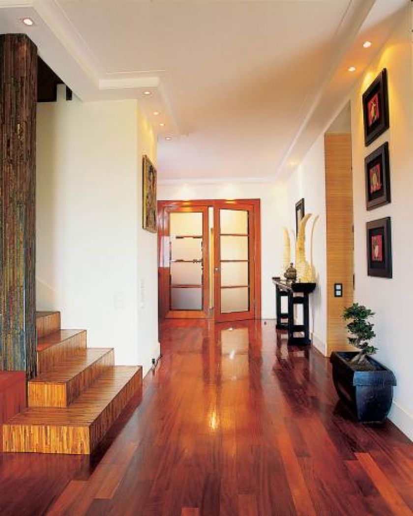 Z przestronnego holu do salonu prowadzą dwuskrzydłowe drzwi.