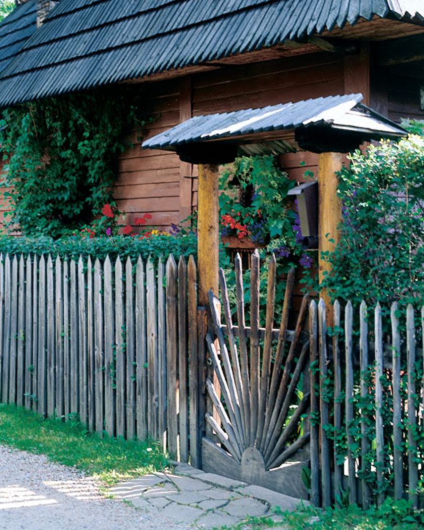 Za drewnianym leciwym płotem rozciąga się zupełnie inny świat. Kolorowy, ciepły i gościnny świat Eweliny Pęksowej.