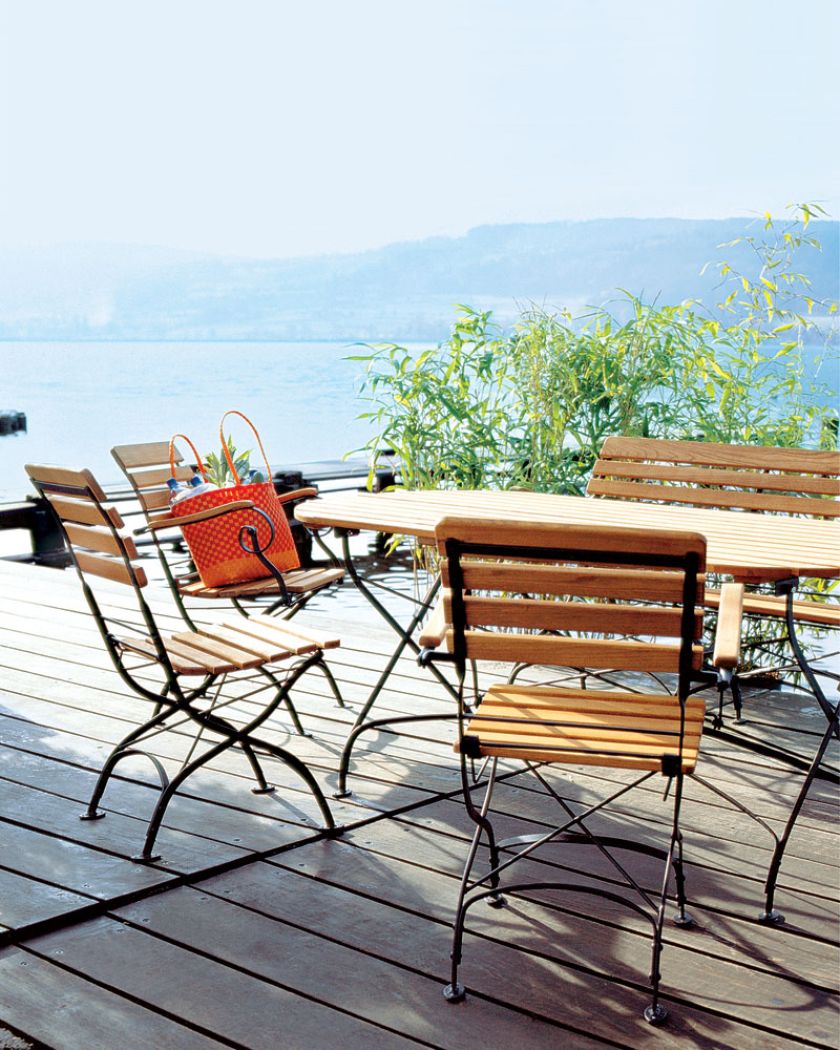 Zestaw Olivia to połączenie kutego żelaza z drewnem akacji. HASTE GARDEN