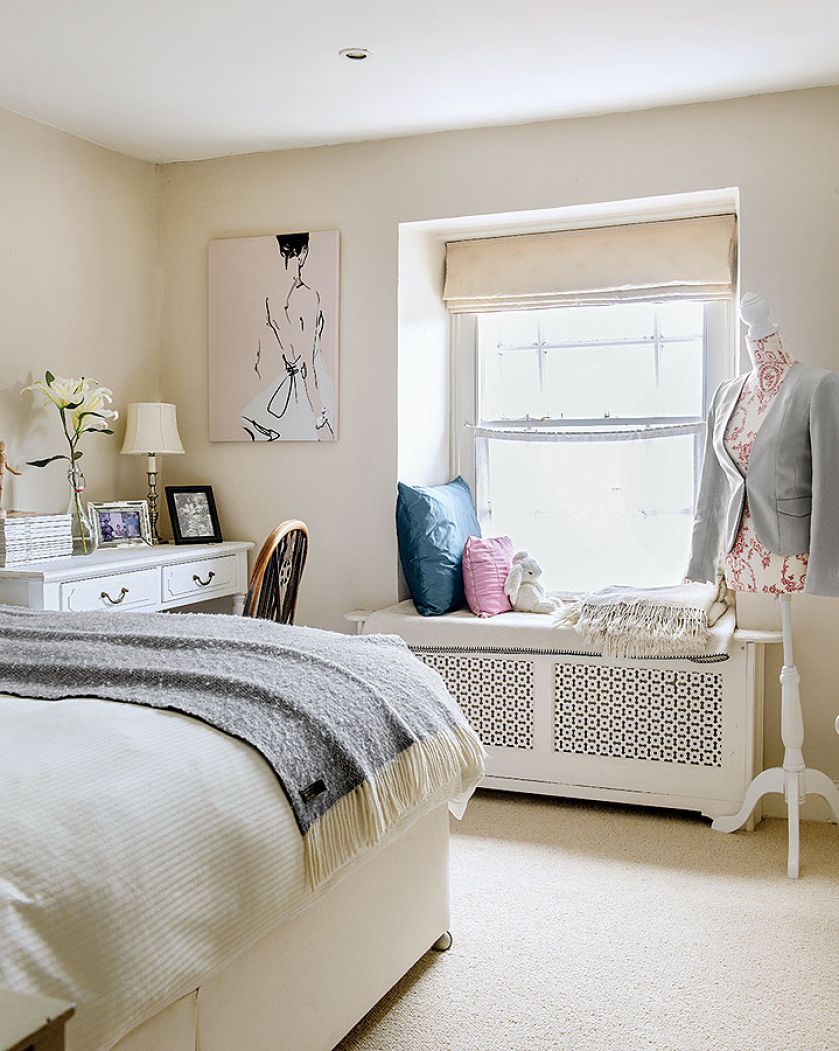 Masz szeroki parapet? Wystarczy cienki materac i kilka miękkich poduszek, by zrobić z niego przytulne i wygodne siedzisko pod