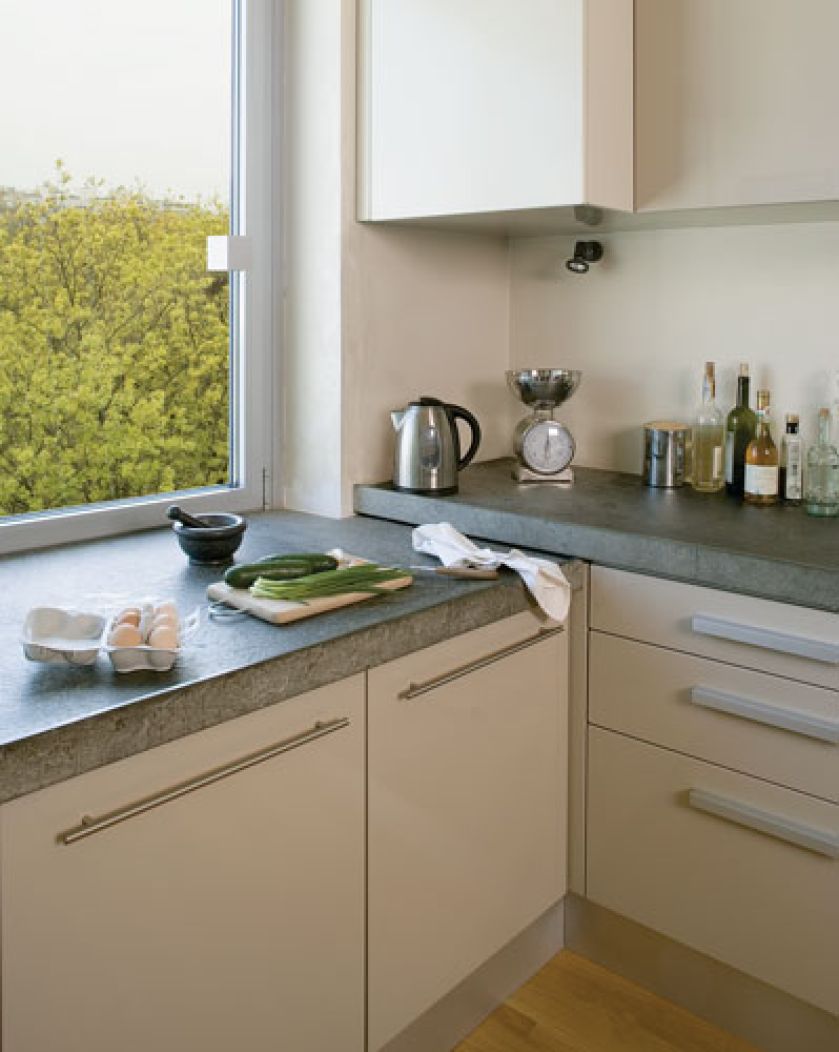 Dzięki kolorom i obrazom powstało wnętrze tak przytulne, że nawet beton nie wygląda surowo.