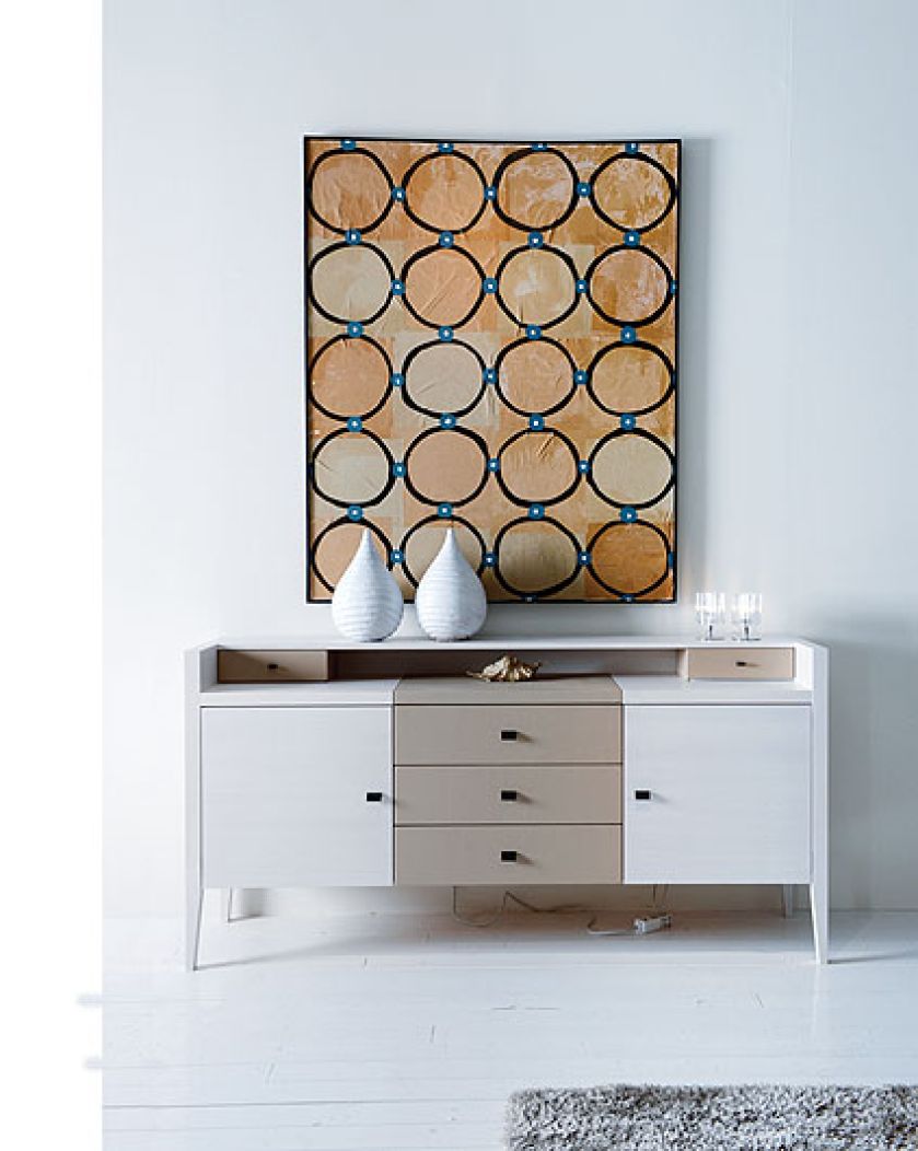 Fornirowana drewnem czereśniowym, blat i szuflady w skórze, od 23 800 zł. SELVA