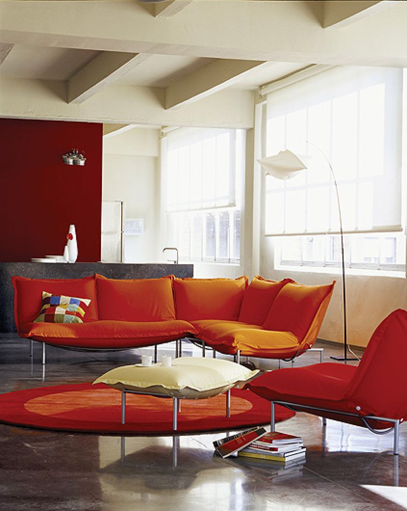 Fotele, puf i sofy (od 2198 euro) z serii Calin wyglądają jak lewitujące nad podłogą poduszki.