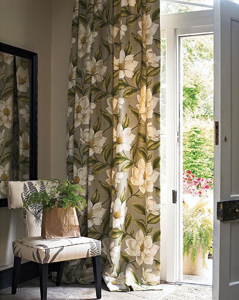 Mieszanka lnu, bawełny i nylonu: Grandiflora po 370 zł/m, na fotelu Woodland Ferns w cenie 406 zł/m. YOU DESIGN