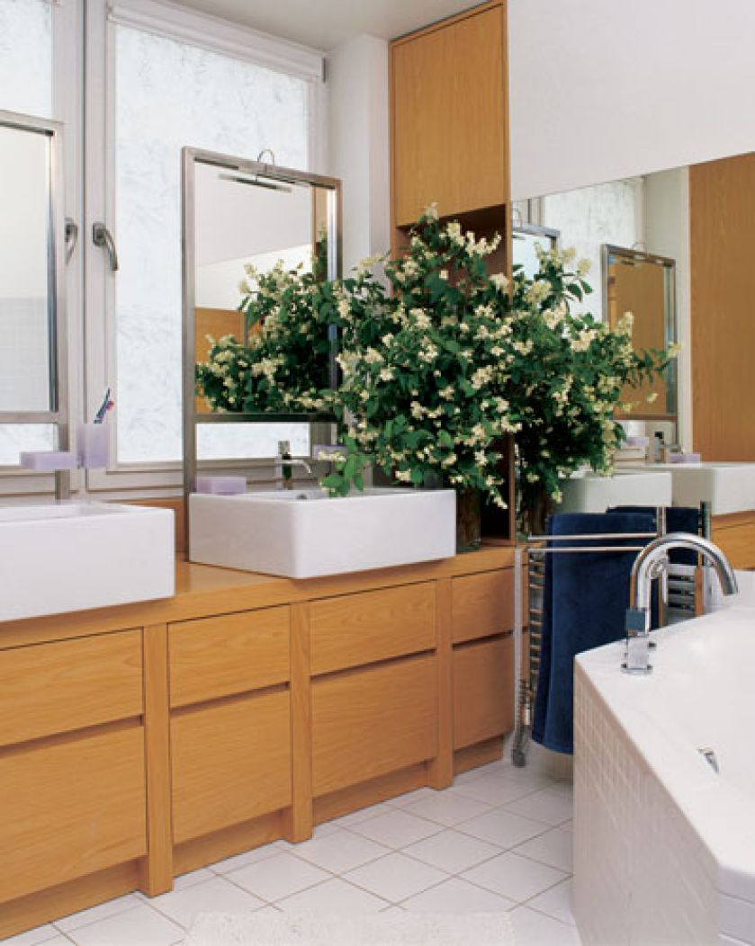 Nad umywalkami zostały zamontowane lustra.