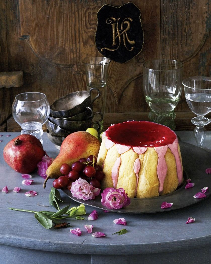 Charlotta z granatem. Romantyczna kolacja dla dwojga: dania z owocem granatu