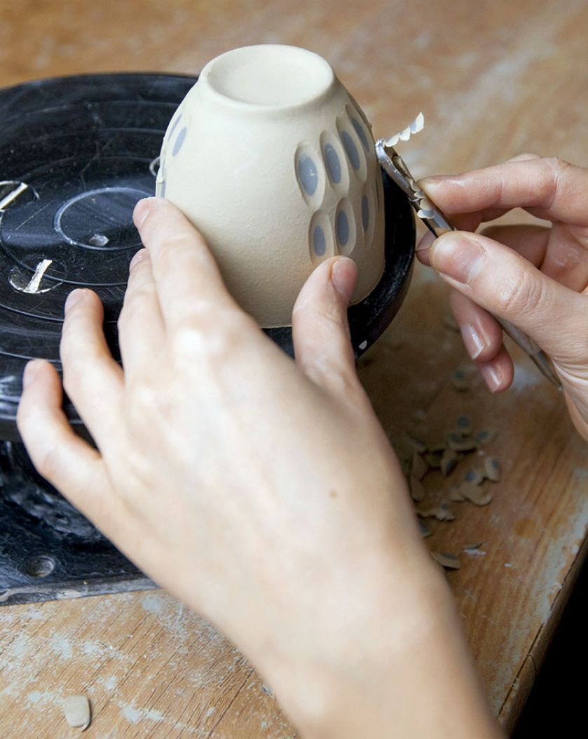 Żeby powstał kubek, potrzeba anielskiej cierpliwości i jubilerskiej ręki.