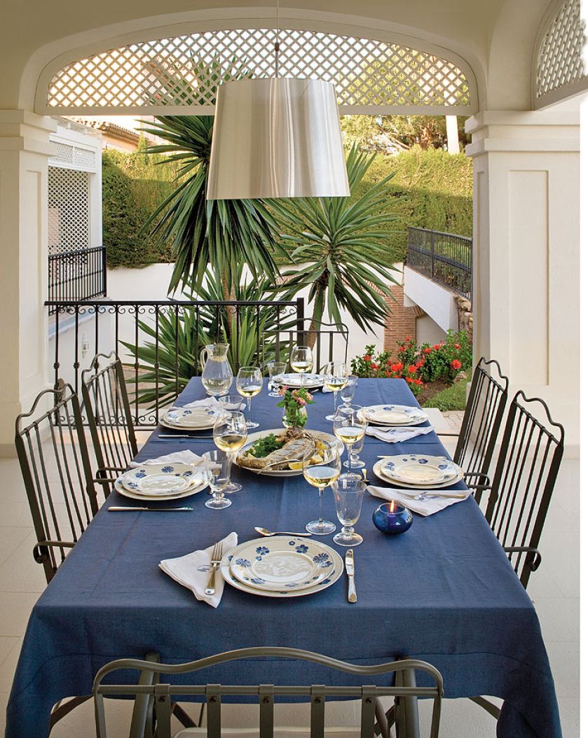 Jasne przestronne wnętrze, mnóstwo letnich kolorów, w oknach witraże. Dom w Hiszpanii to alternatywa na