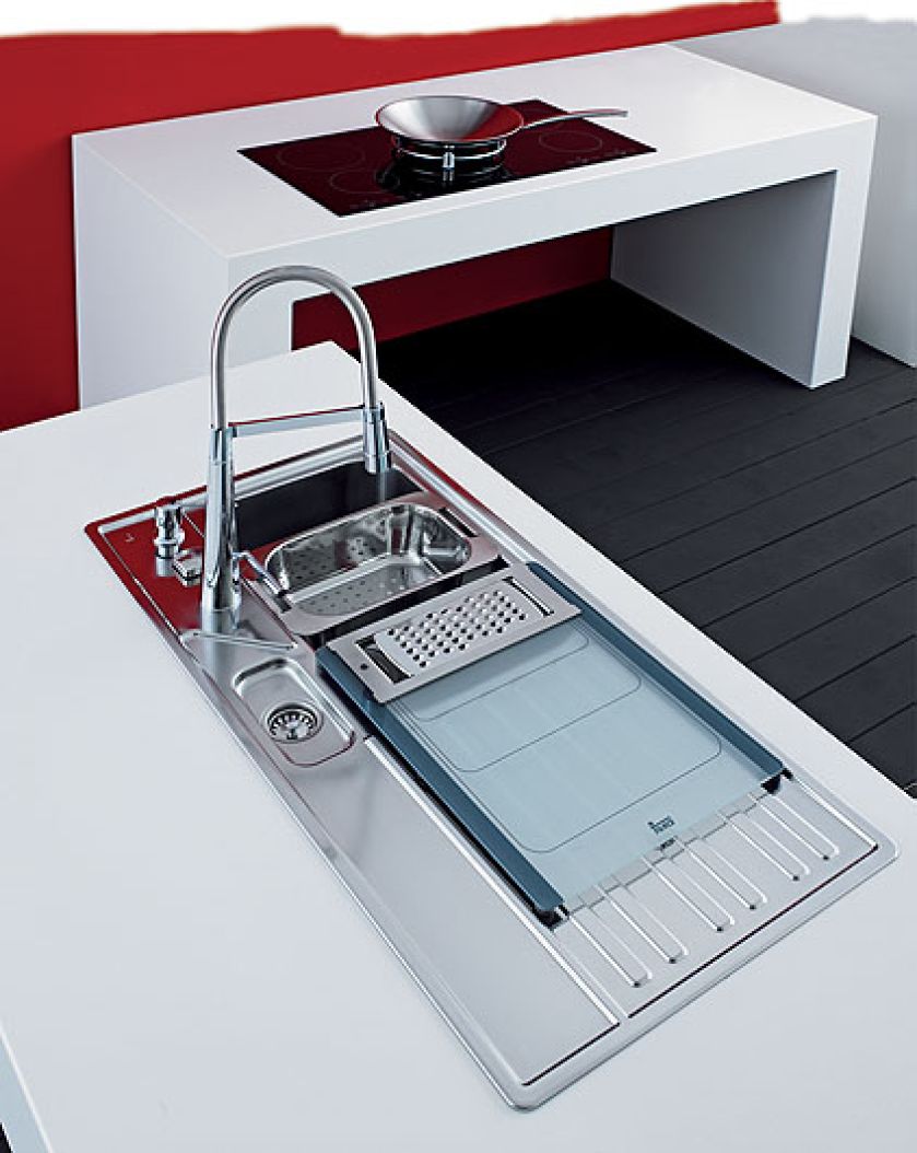 Pento 60 B-CN jest ze stali polerowanej. Ma też szklaną deskę, sitko, zestaw tarek, dozownik na płyn i stelaż