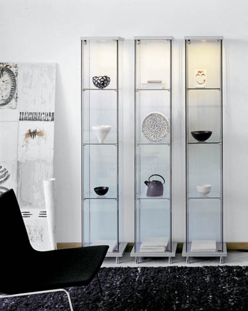 Regał Mini Decor firmy Cattelan Italia z oświetleniem halogenowym i chromowanymi nóżkami. Dno i góra mogą być srebrne lub