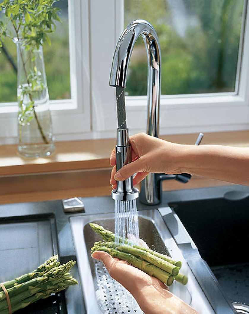 Wylewka baterii Talis S Variarc obraca się o 360 stopni, projekt Phoenix Design, cena 1924 zł. HANSGROHE