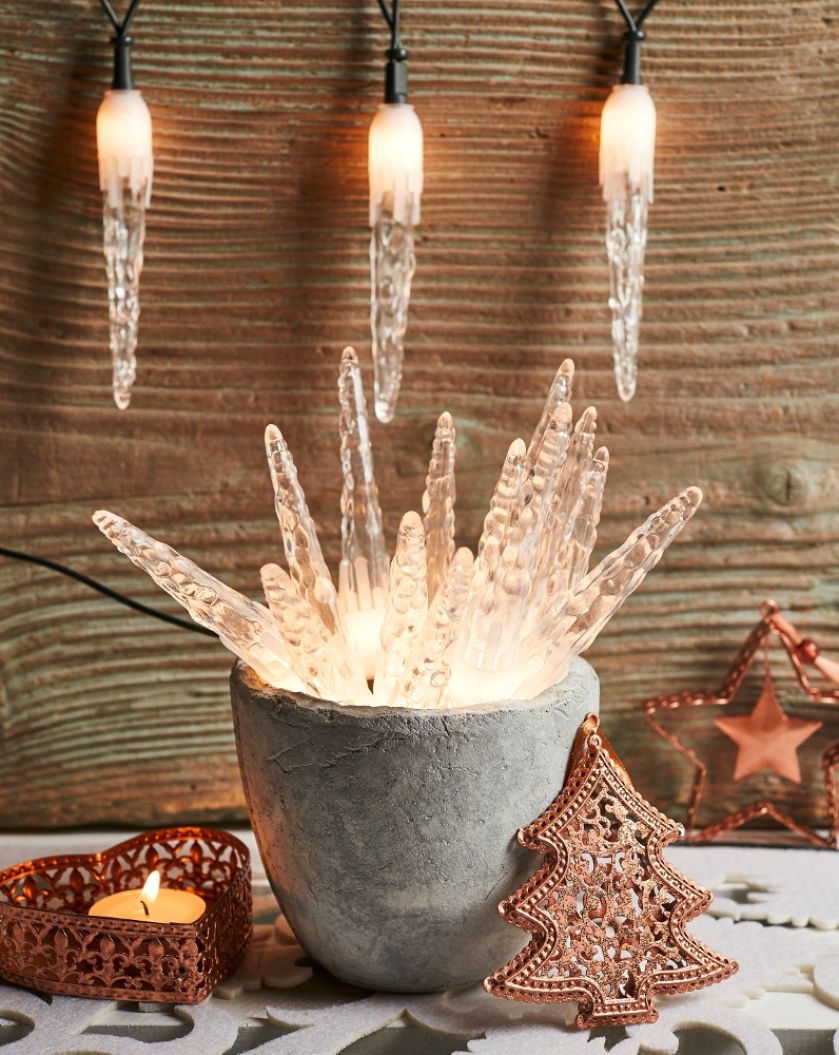 Lampki w kształcie sopli lodu. Magia świąt w blasku światełek