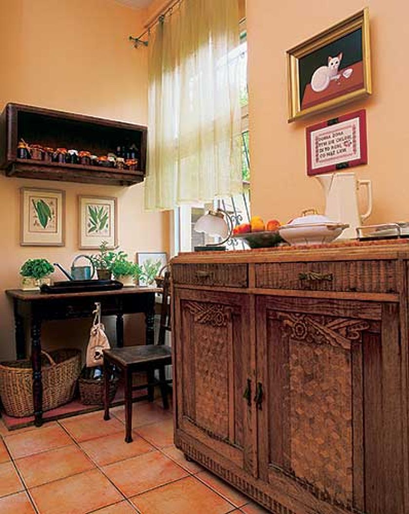 Nad bufetem wisi makatka z napisem Dobra żona tym się chlubi, że to robi, co mąż lubi .