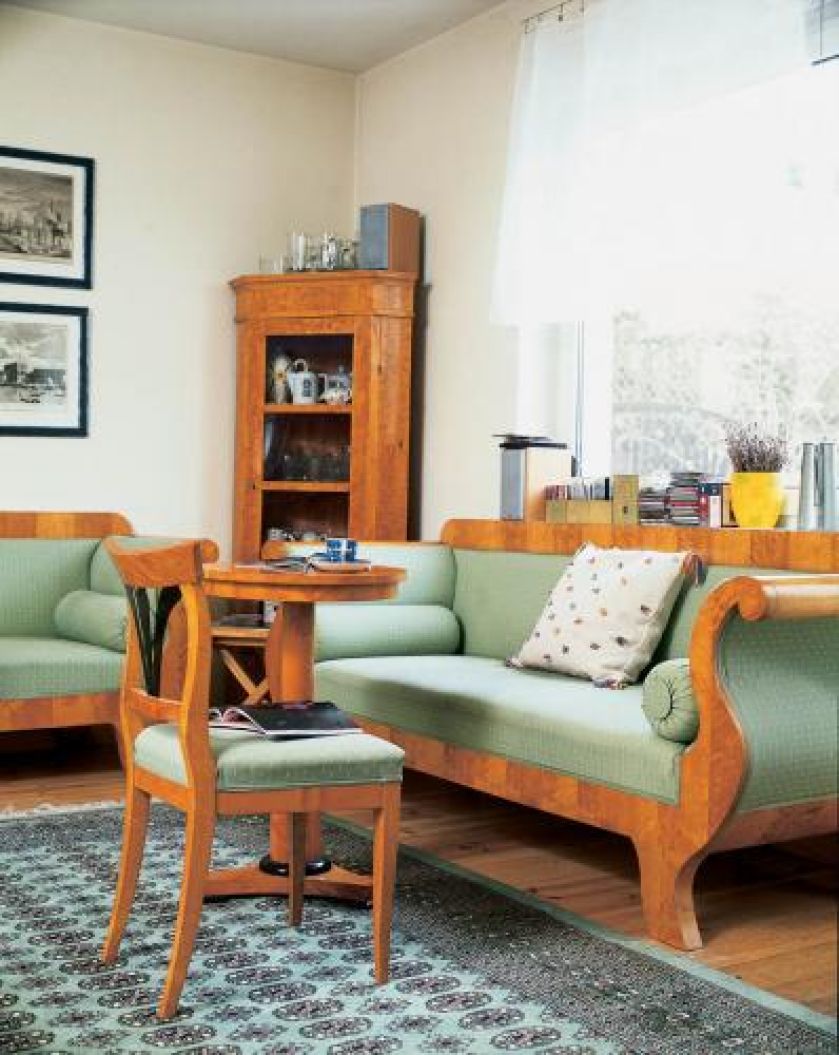 Zielone obicia odmłodziły meble. Stare pogodzone z nowym