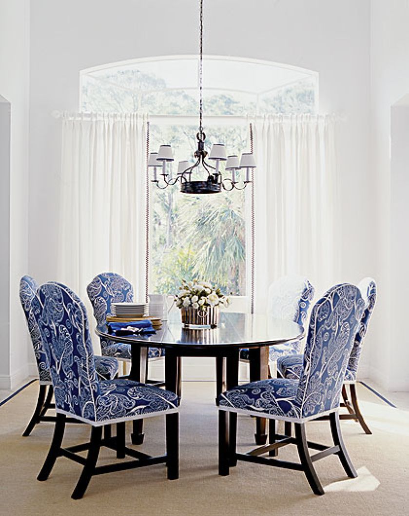 Antyczne krzesła okryte nowoczesną tkaniną.