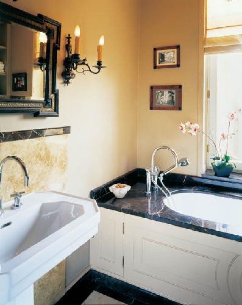 Chiński marmuremperador sprawia, że łazienka wygląda dostojnie.- Wanne obudowali spece od nagrobków, nic dziwnego, że