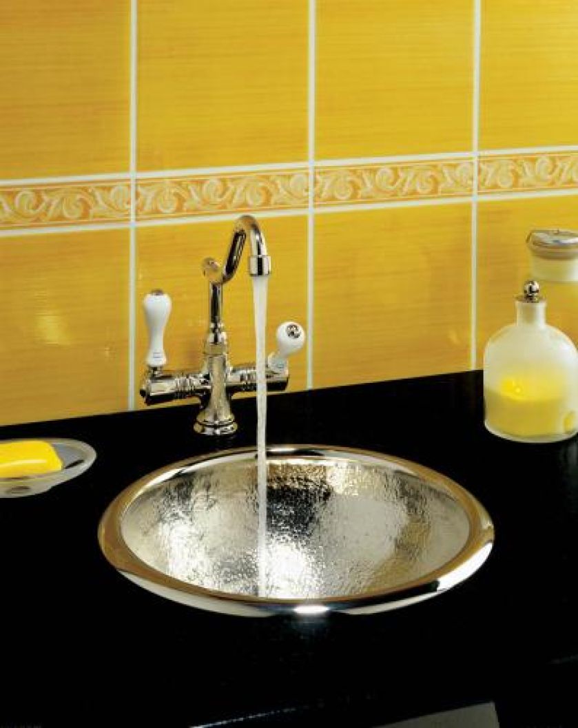 Misa z błyszczącego niklu (4316 zł). Do kompletu bateria Namur. STEPIM