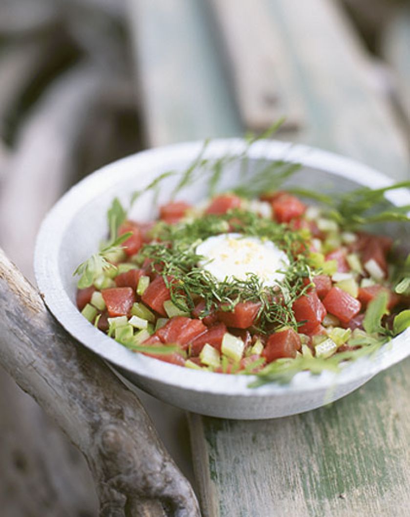 Sałatka z surowego tuńczyka z jajem