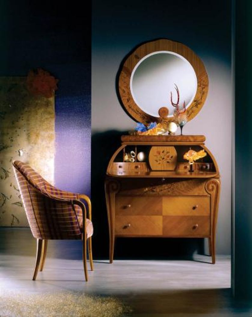 Sekretarzyk Arte marki Carpanelli zrobiony jest z drewna zebrano, orzecha i czeczotu. Intarsje z drewna