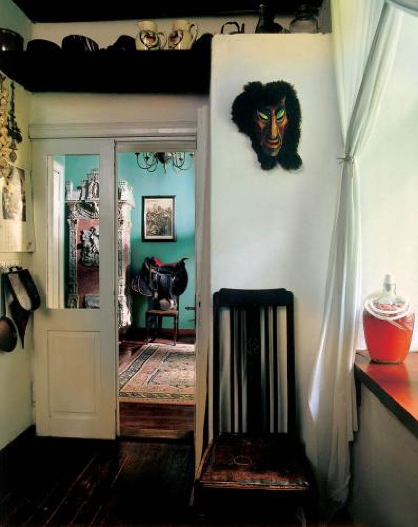 W kuchni swoje miejsce znalazła kolekcja starych naczyń.