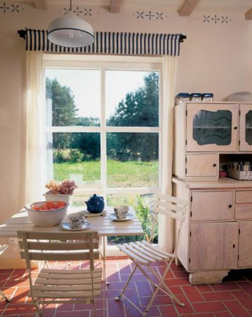 Wzorki między belkami podkreślają rustykalny klimat wnętrza.